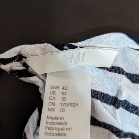 Sleeveless black stripe top with keyhole back - Picture 3 of 3